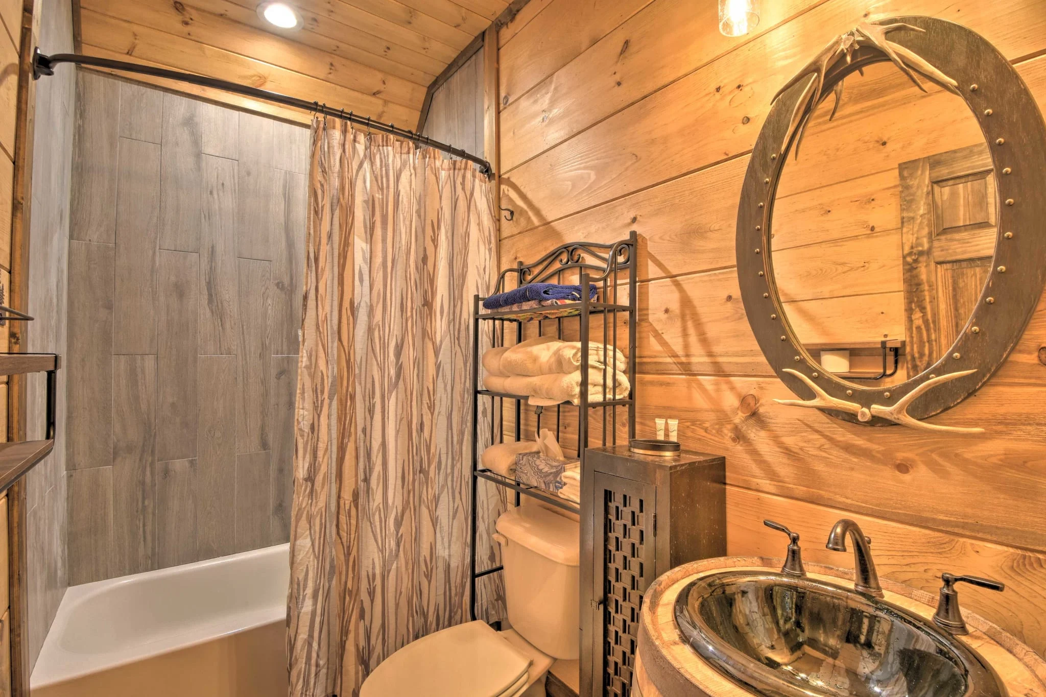 Echo Lodge Bathroom 2 - stayNantahala