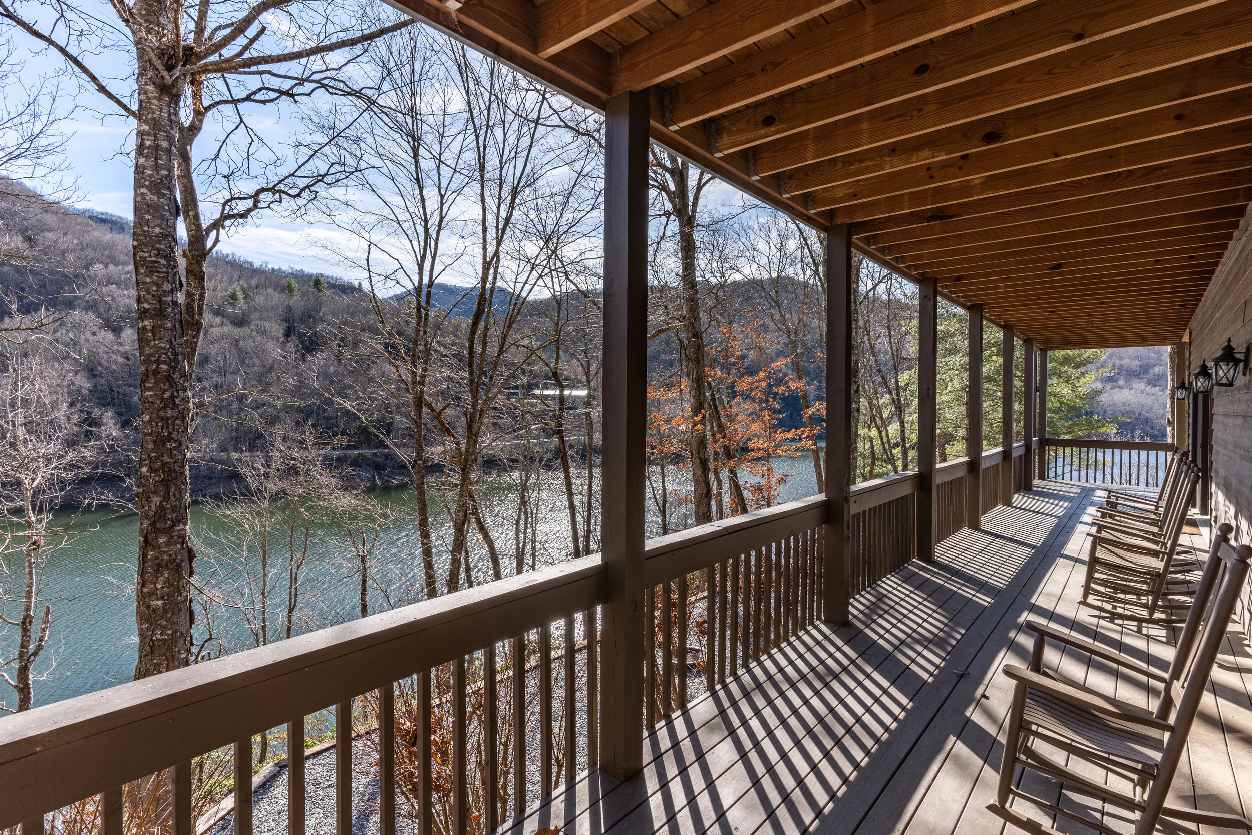 Lade of the Lake Balcony - stayNantahala