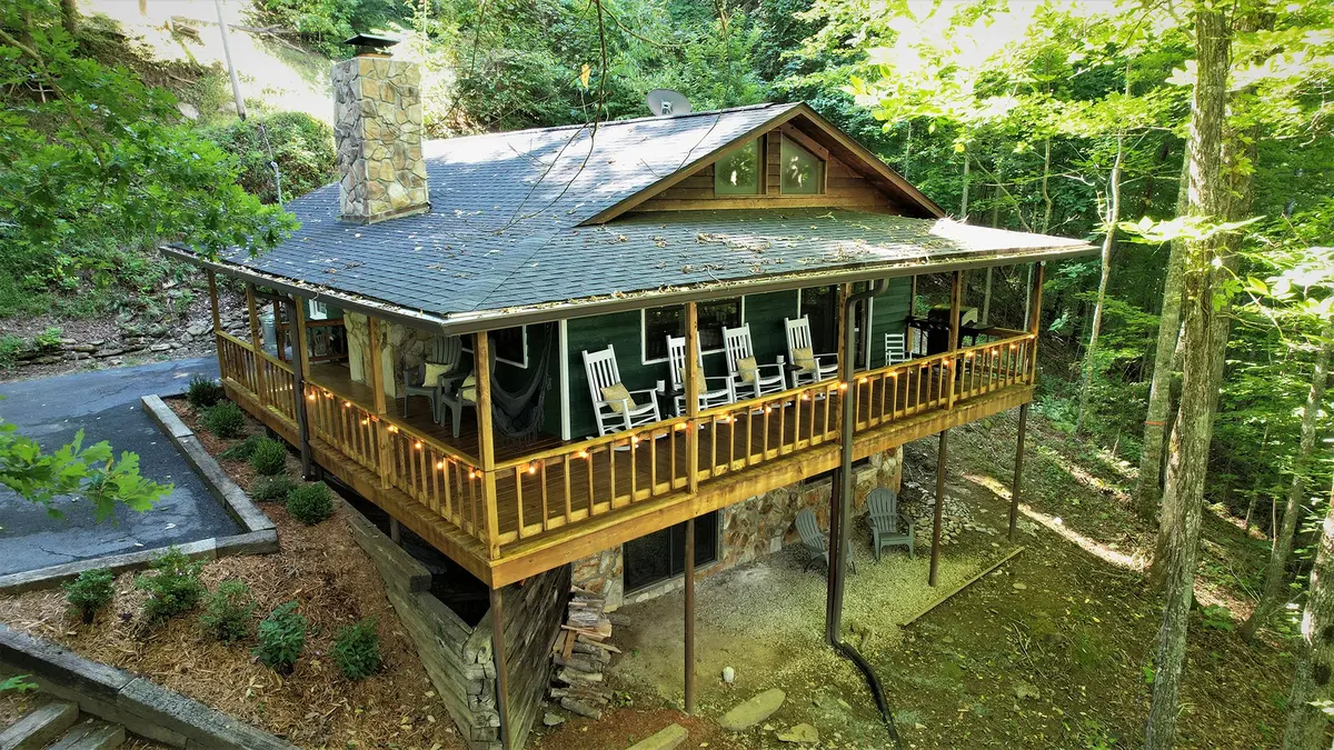 Lakeside Mountain Side Cabin