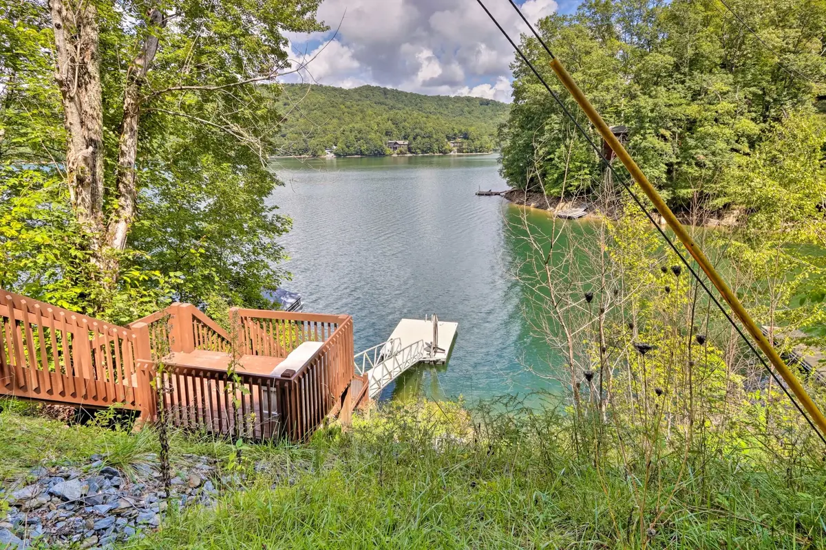 Chestnut Lodge Private Dock - stayNantahala